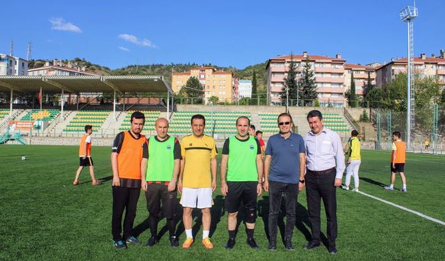 İskilip Kaymakamı Polat, yatılı  öğrencilerle futbol oynadı