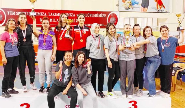 Kuruluşlararası masa tenisi turnuvasında şampiyon Gençlikspor