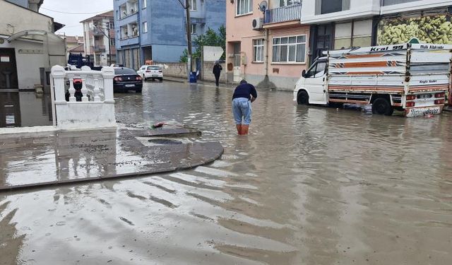 Alaca'da sağanak yağış hayatı olumsuz etkiledi