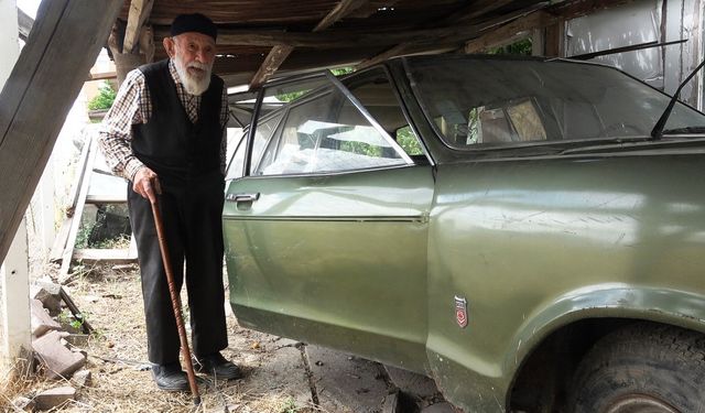 98'lik delikanlı 48 yaşındaki otomobilini  15 yıldır garajında saklıyor