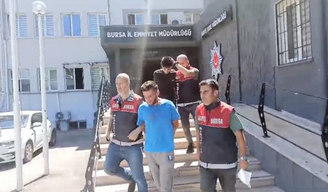 Evine giren hırsızı kovaladı