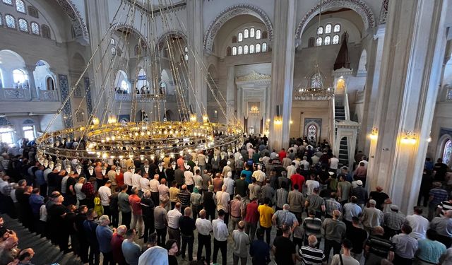 Cuma sonrası Haniye  için gıyabi cenaze namazı