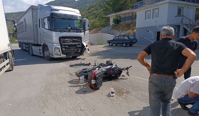 TIR’la çarpışan motosikletin  sürücüsü yaralandı