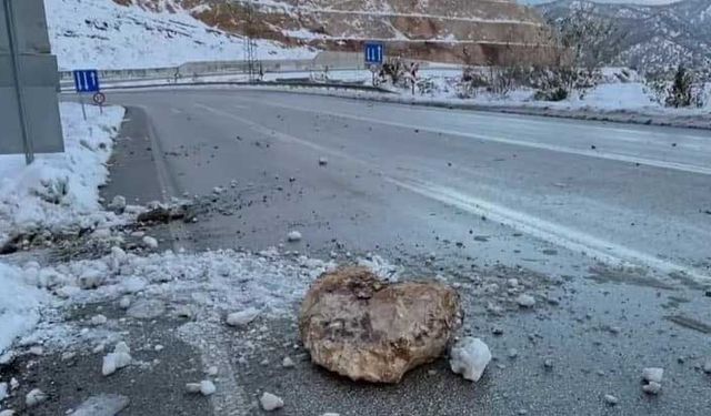 Kırkdilim’de kaya  parçaları yola düştü