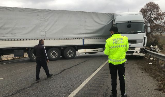 Tır makas attı Samsun yolu kapandı