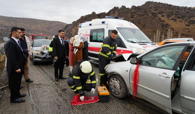 Düğün konvoyundaki araç bariyerlere çarptı: 5 yaralı