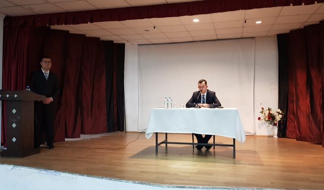 Bayat Kaymakamı Yüce  öğrencilere mesleğini anlattı
