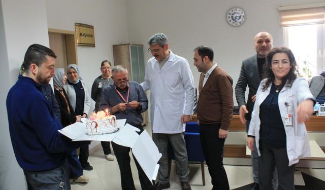36 yıldır mesaisine 1 saat erken başlayan hastane çalışanına madalya takıldı