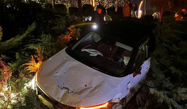 Araçların üzerinden uçtu