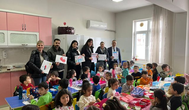 CHP’li yöneticiler, minik öğrencilerle muhabbet etti