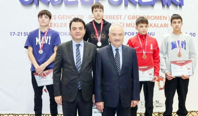 Çorum Belediyespor’un güreşçileri Tokat’ı salladı