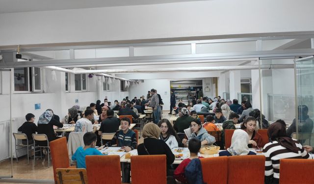 Oğuzlar'da protokol üyeleri  öğrencilerle iftar yaptı