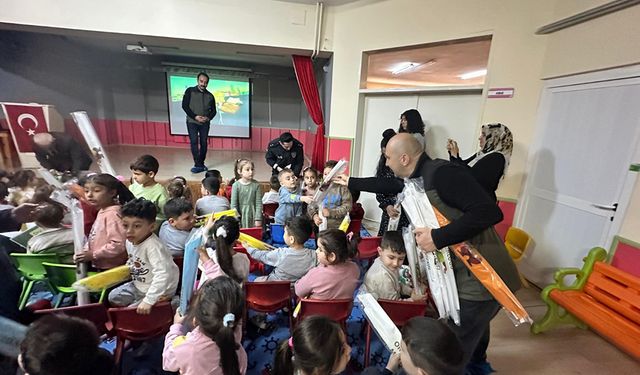 Kargı'da anaokulu öğrencilerine eğitim verilerek fidan hediye edildi