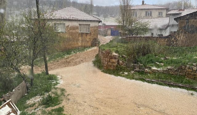 Çorum’da dolu yağışı etkili oldu:  Tarlalar beyaza büründü
