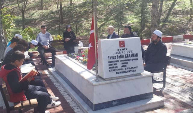 Öğrenciler helikopter kazasında şehit  düşen Selim Karaman’ı dualarla andı
