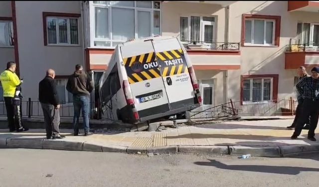 Freni tutmayan okul servisi binaya girdi: 2 öğrenci yaralandı