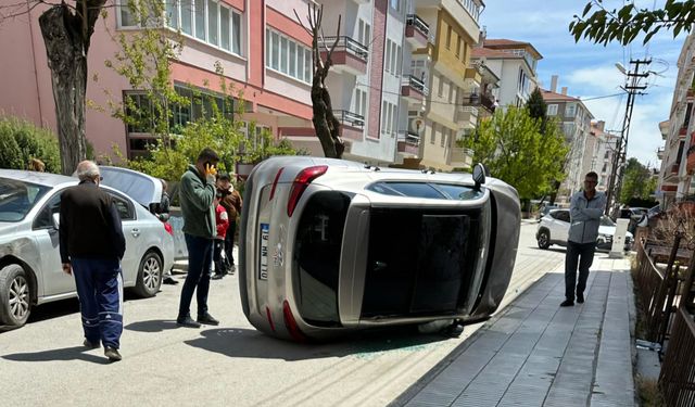 Araca giren örümcek kazaya neden oldu: Anne ve kızı yaralandı