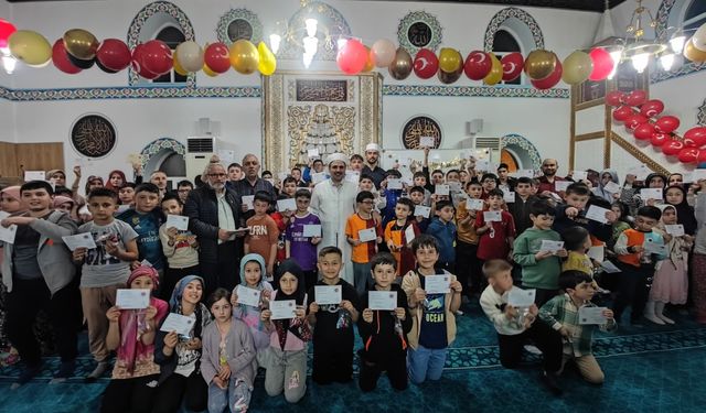 Teravih Namazı’na giden  293 çocuk ödüllendirildi