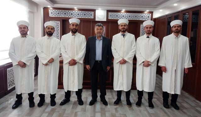 Din görevlileri cübbe giydi