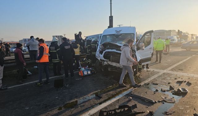 Servis araçları çarpıştı: 18 yaralı