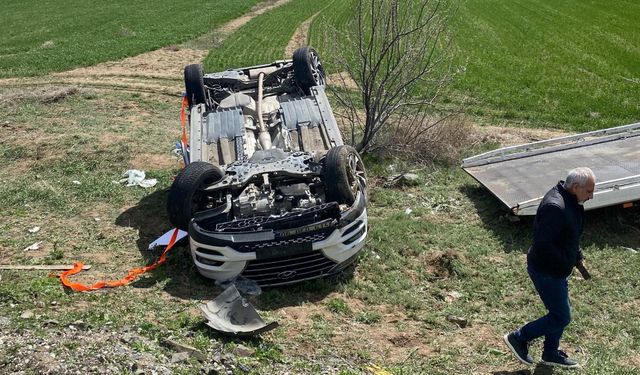 Takla atan otomobil  şarampole devrildi: 4 yaralı