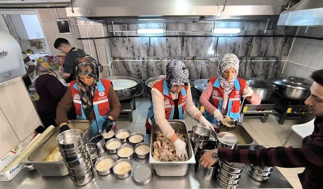 Her gün 320 haneye  sıcak yemek dağıtıldı