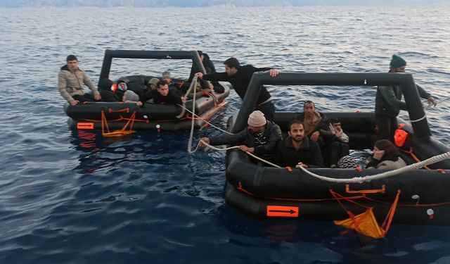 Yunanistan’ın can sallarında geri ittiği düzensiz göçmenler kurtarıldı