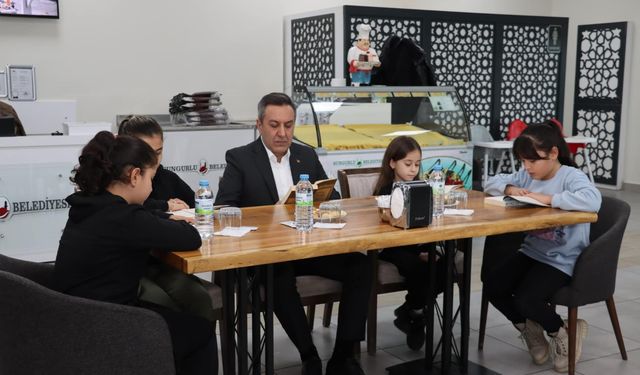 Çocuk ve Gençlik Meclisi  üyeleriyle kitap okudu