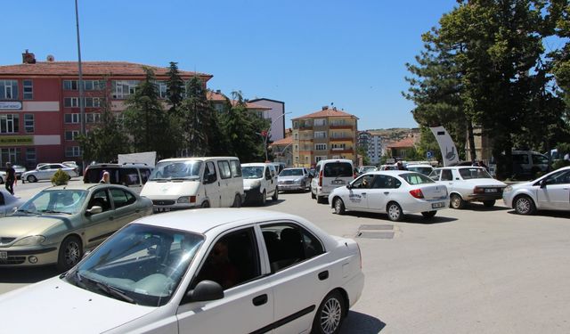 İki okulun bahçesi  araç parkına açıldı