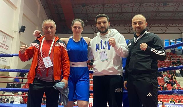 Demir yumruk Elanur Akça Türkiye üçüncüsü