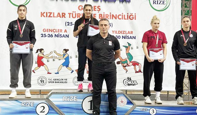 Güreşçi Özmez kardeşler Rize’de de kürsüye çıktı
