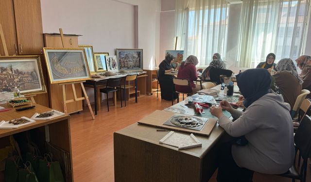 Alaca Halk Eğitim’in Kağıt  Rölyef Kursu ilgi görüyor