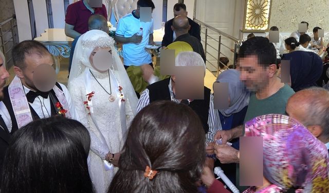 Davetsiz gittiği düğünde  pasta yedi, paraları çaldı
