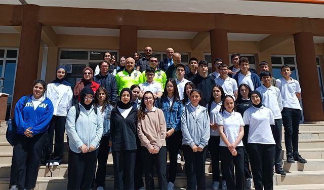 Lise öğrencilerine motosiklet  güvenliği semineri