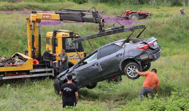Çorum’a gelen araç önündeki  otoya çarparak şarampole uçtu