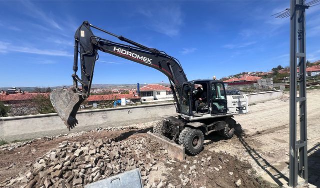 Sungurlu’da yol yapım ve  onarım çalışmaları sürüyor