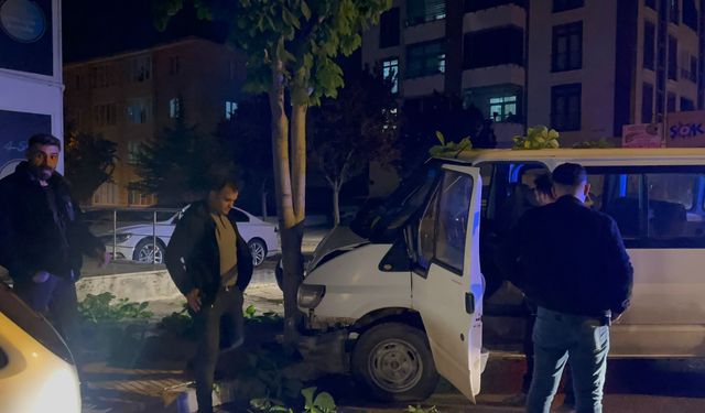 “Dur” ihtarına uymayan ehliyetsiz  sürücünün kullandığı araç  ağaca çarptı