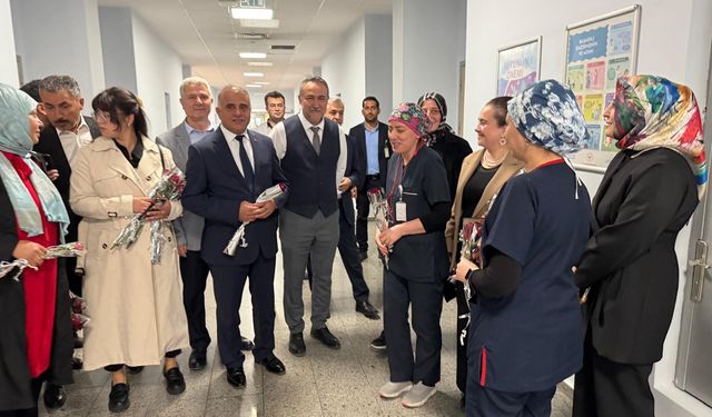 Hemşireler Haftası’nı  güllerle kutladılar