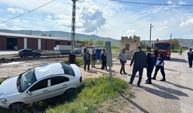 Çorum’da otomobil menfeze düştü
