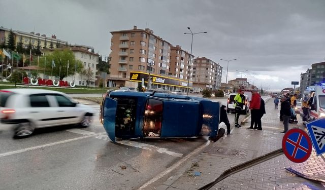 Levhaya çarpan otomobil yan  yatarak durabildi: 1 kişi yaralandı