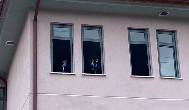 Okulun 4. katından düşen  liseli genç ağır yaralandı