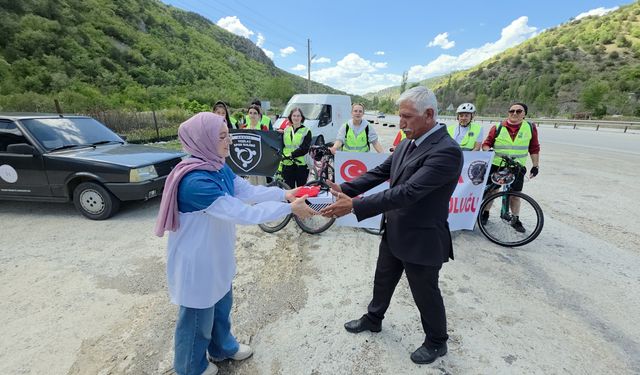 Bisikletlilerin Selanik'ten Samsun'a taşıdığı "Ata toprağı" Çorum'dan teslim edildi