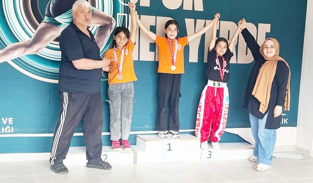 Laçin’de minik öğrenciler bilek güreşinde kapıştı