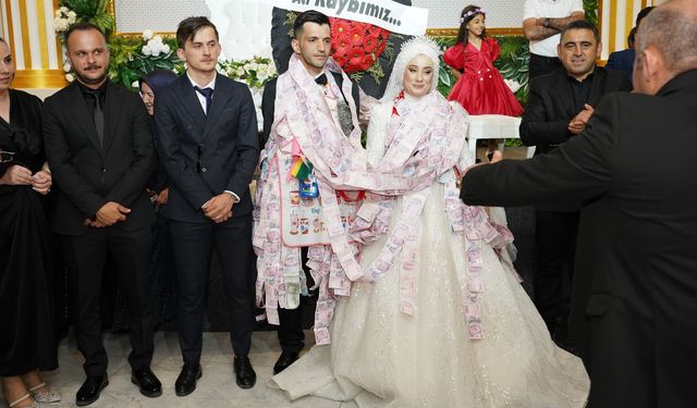 Gelin ve damada "Acı kaybımız" çelengi ile sürpriz