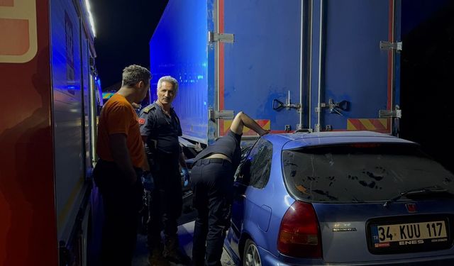 Kamyonun altına giren otomobilde can pazarı: 1 ölü, 1 ağır yaralı