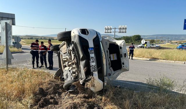 Hafif ticari araç ile otomobil  çarpıştı, 7 kişi yaralandı