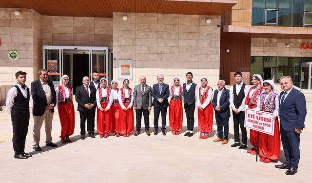 Eti Anadolu Lisesi  ekibi alkış topladı