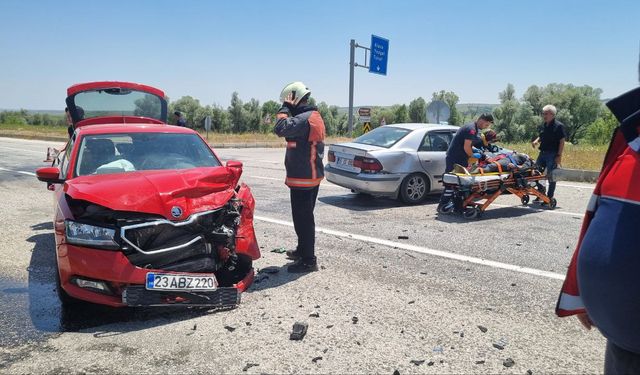Çorum'da iki otomobilin çarpışması sonucu 4 kişi yaralandı