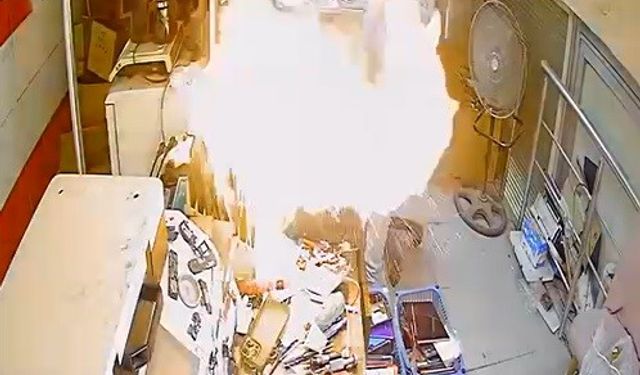 Cep telefonu tamir esnasında bomba gibi patladı