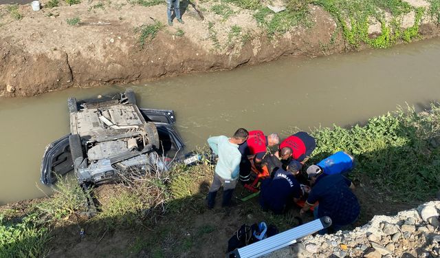 Sulama kanalına düşen otomobildeki anne-baba ve 2 aylık bebek yaralandı